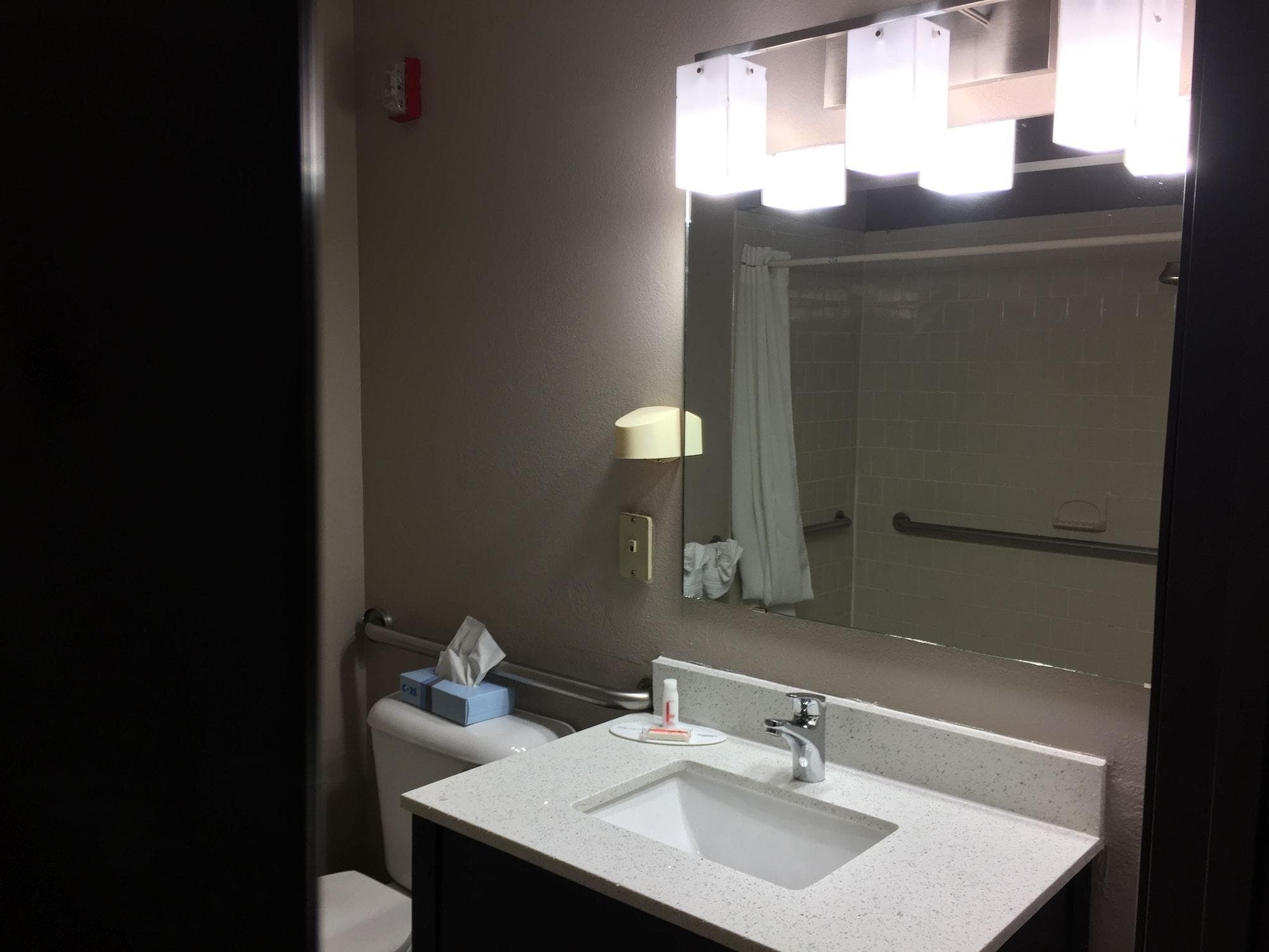 ซูเปอร์ 8 บาย วินด์แฮม เบทฟอร์ด แอร์พอร์ต เวสต์ Motel เบดฟอร์ด ภายนอก รูปภาพ
